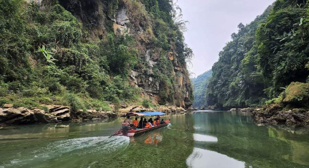 Conquering Chay river from Trung Do to Coc Ly market Conquering Chay river from Trung Do to Coc Ly market